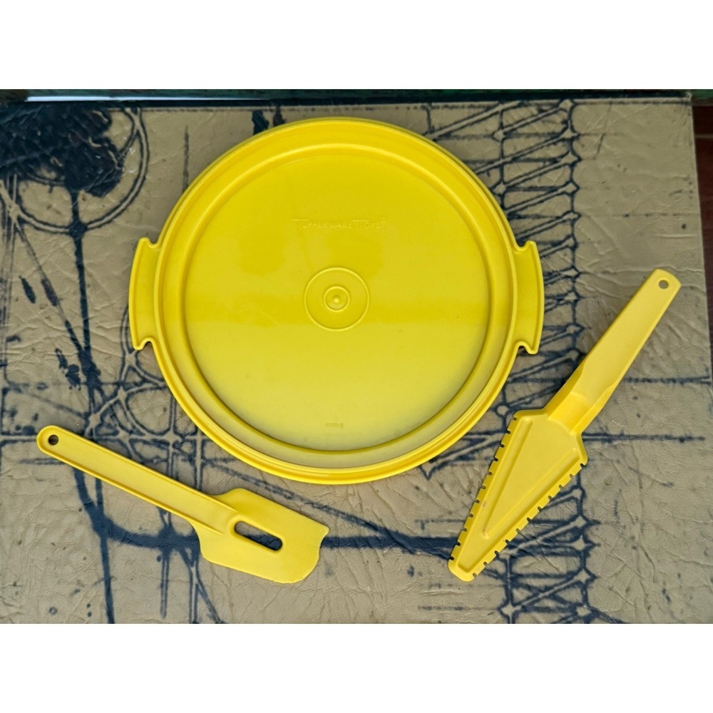 Tupperware Toys Cake Carrier Lid, Serving Utensil, Spatula Yellow